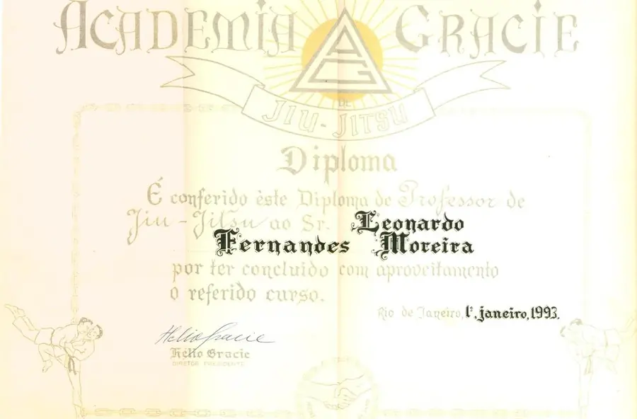 Diploma da Academia Gracie de Jiu-Jitsu que confere a Leonardo Fernandes Moreira o título de Professor de Jiu-Jitsu, assinado por Hélio Gracie, Diretor Presidente, no Rio de Janeiro, em 1 de janeiro de 1993.